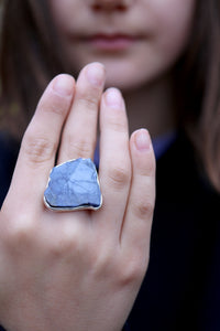 Anell de plata amb Safir blau en brut.