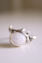 Anell de branca plata amb Pedra Lluna.