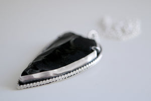 Penjoll de plata amb punta de fletxa d'Obsidiana.