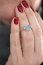 Anell de plata amb cristall d'Aiguamarina natural.