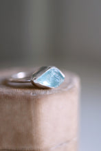 Anell de plata amb cristall d'Aiguamarina natural.