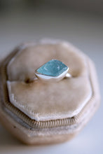 Anell de plata amb cristall d'Aiguamarina natural.