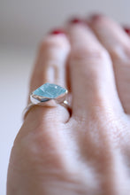 Anell de plata amb cristall d'Aiguamarina natural.