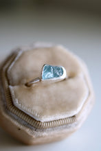 Anell de plata amb cristall d'Aiguamarina natural.