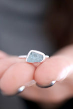 Anell de plata amb cristall d'Aiguamarina natural.