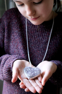 Penjoll de plata amb cor d'Ametista cristal·litzat.