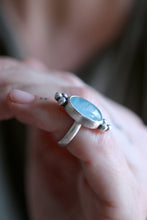 Anell plata amb Aiguamarina i boletes.