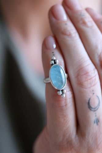 Anell plata amb Aiguamarina i boletes.