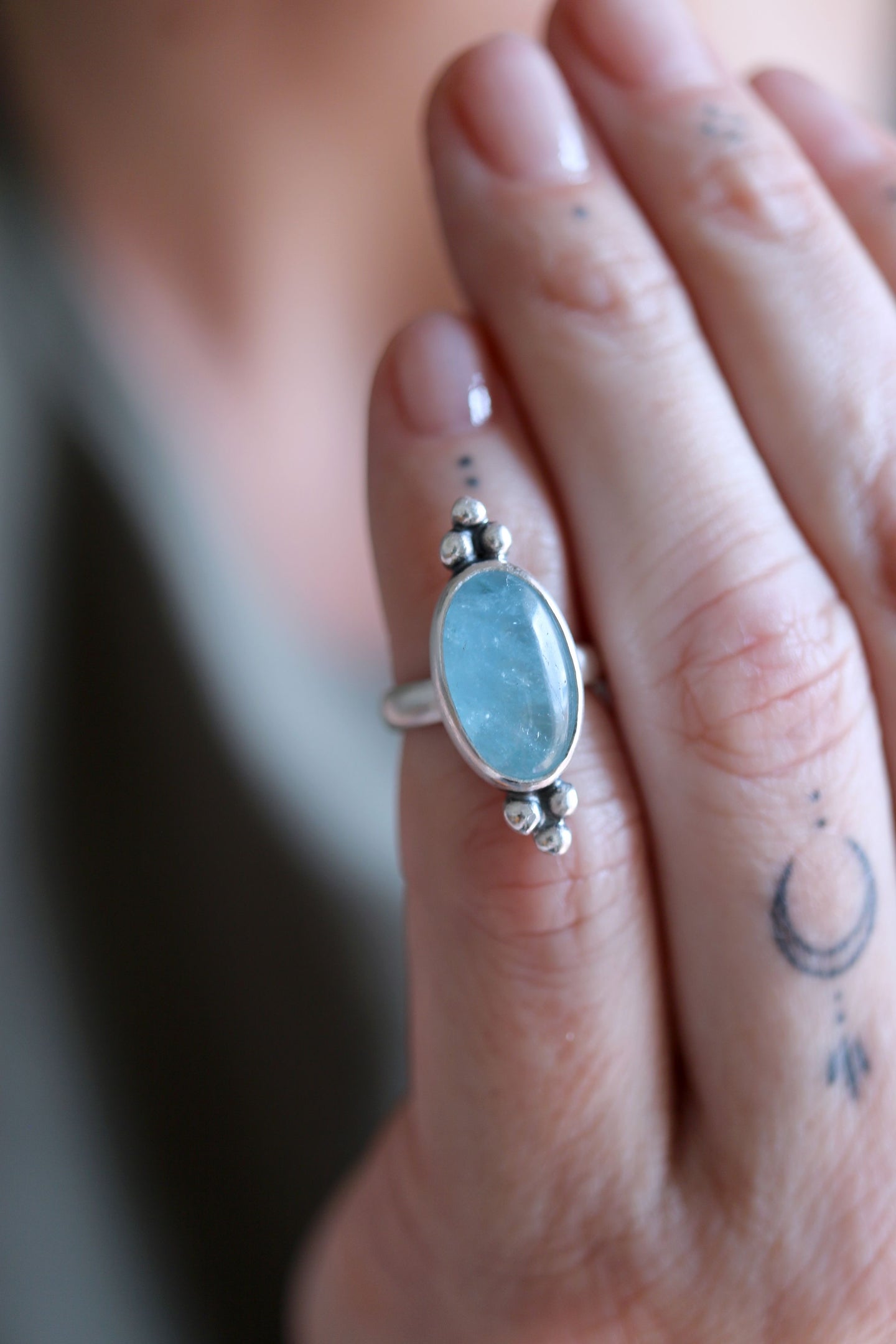 Anell plata amb Aiguamarina i boletes.