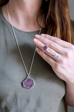 Penjoll de plata amb Robí hexagonal natural.
