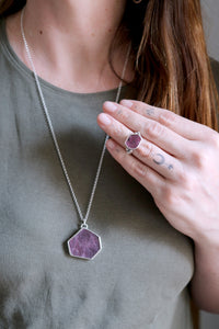 Penjoll de plata amb Robí hexagonal natural.