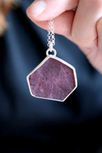 Penjoll de plata amb Robí hexagonal natural.