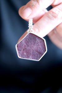 Penjoll de plata amb Robí hexagonal natural.