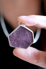 Penjoll de plata amb Robí hexagonal natural.