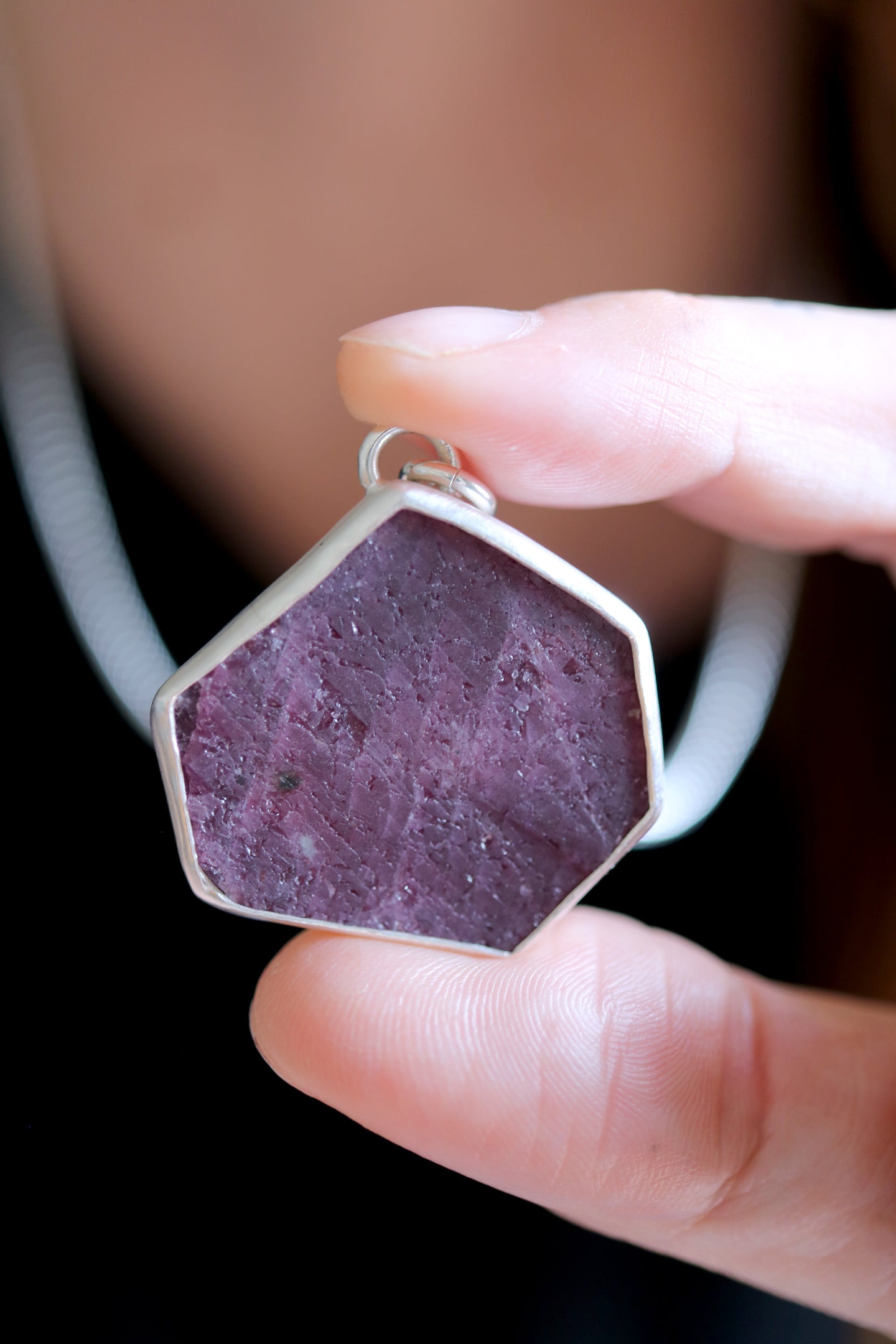 Penjoll de plata amb Robí hexagonal natural.