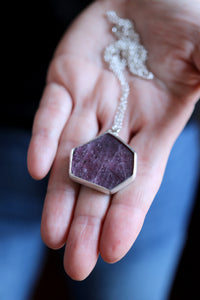 Penjoll de plata amb Robí hexagonal natural.