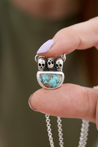 Penjoll de plata amb Turquesa natural i Calaveres.