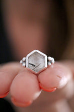 Anell de plata amb Quars amb Turmalina hexagonal.