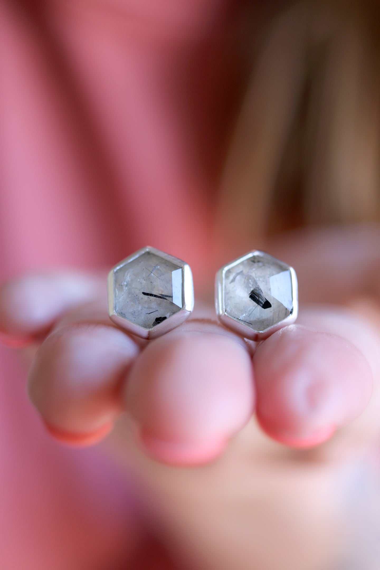 Arracades de plata amb Quars amb Turmalina hexagonal.