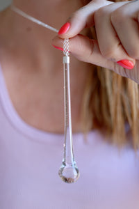 Penjoll de gota de cristall i plata.