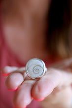 Anell de plata amb Opercle natural.