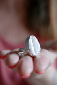 Anell de plata amb petxina Cauri.