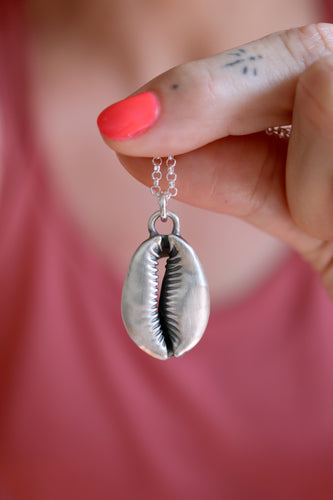 Penjoll de petxina Cauri de plata.
