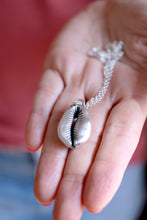 Penjoll de petxina Cauri de plata.