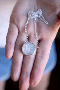 Penjoll de plata amb Lluna de dos fases de Nacre.
