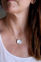 Penjoll de plata amb Lluna de dos fases de Nacre.