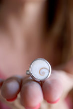 Anell de plata amb Opercle natural.