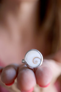 Anell de plata amb Opercle natural.