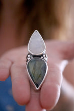Anell de plata amb Labradorita i Pedra Lluna natural.