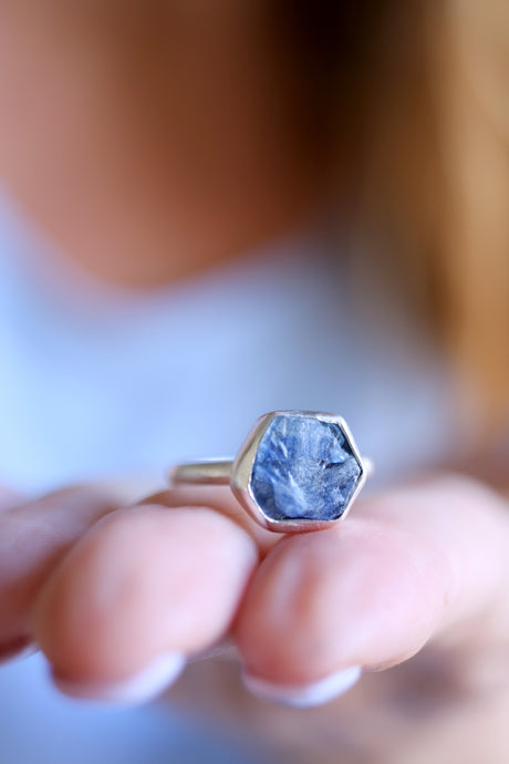 Anell de plata amb Safir blau hexagonal.
