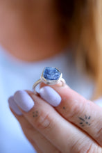 Anell de plata amb Safir blau hexagonal.