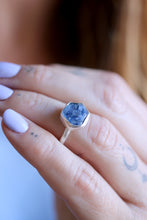 Anell de plata amb Safir blau hexagonal.