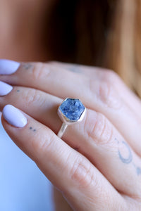 Anell de plata amb Safir blau hexagonal.