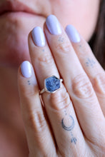 Anell de plata amb Safir blau hexagonal.