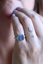 Anell de plata amb Safir blau hexagonal.