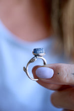 Anell de plata amb Safir blau en brut.