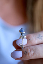 Anell de plata amb Safir blau en brut.