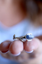 Anell de plata amb Safir blau en brut.