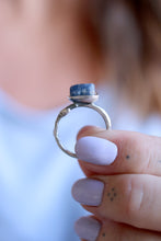 Anell de plata amb Safir blau en brut.