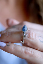 Anell de plata amb Safir blau en brut.