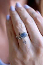 Anell de plata amb Safir blau en brut.