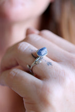 Anell de plata amb Safir blau en brut.