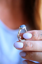 Anell de plata amb Safir blau en brut.