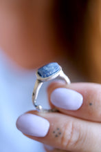 Anell de plata amb Safir blau en brut.