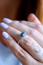 Anell de plata amb Safir blau en brut.