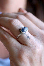 Anell de plata amb Safir blau en brut.